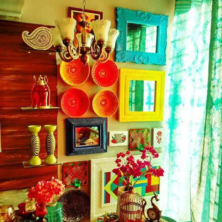 Green,Room,Orange,Shelf,Yellow,Interior design,Home,Christmas decoration,Furniture,House