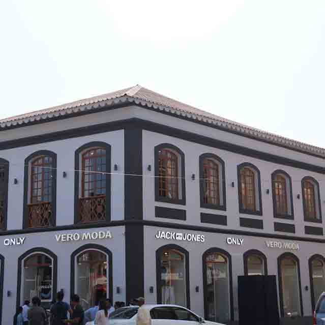 Building,Architecture,Town,Facade,House,Classical architecture,City,Arch,Vehicle,Home