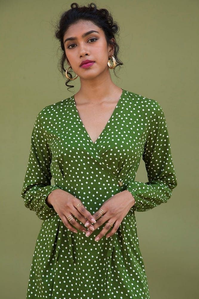 Green,Clothing,Pattern,Polka dot,Design,Sleeve,Dress,Formal wear,Neck,Photography