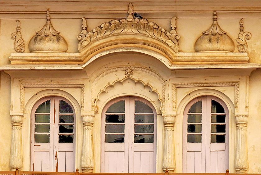 Arch,Building,Architecture,Classical architecture,Facade,Door,House,Window,Molding