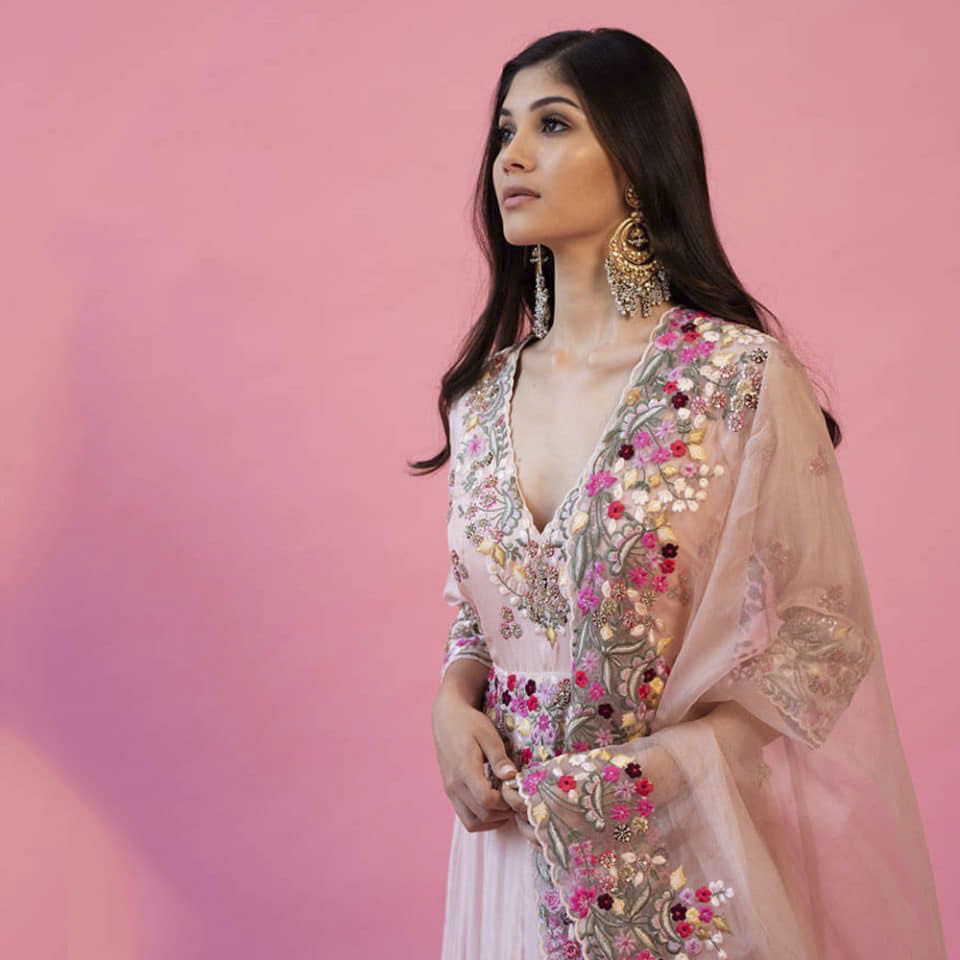 Clothing,Pink,Fashion model,Formal wear,Lady,Dress,Peach,Magenta,Photo shoot,Fashion design