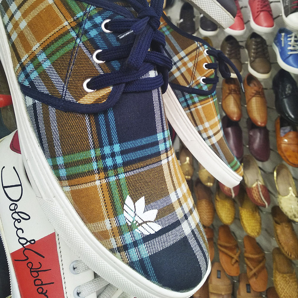 Footwear,Tartan,Shoe,Pattern,Textile,Plimsoll shoe,Design,Plaid,Sneakers,Athletic shoe