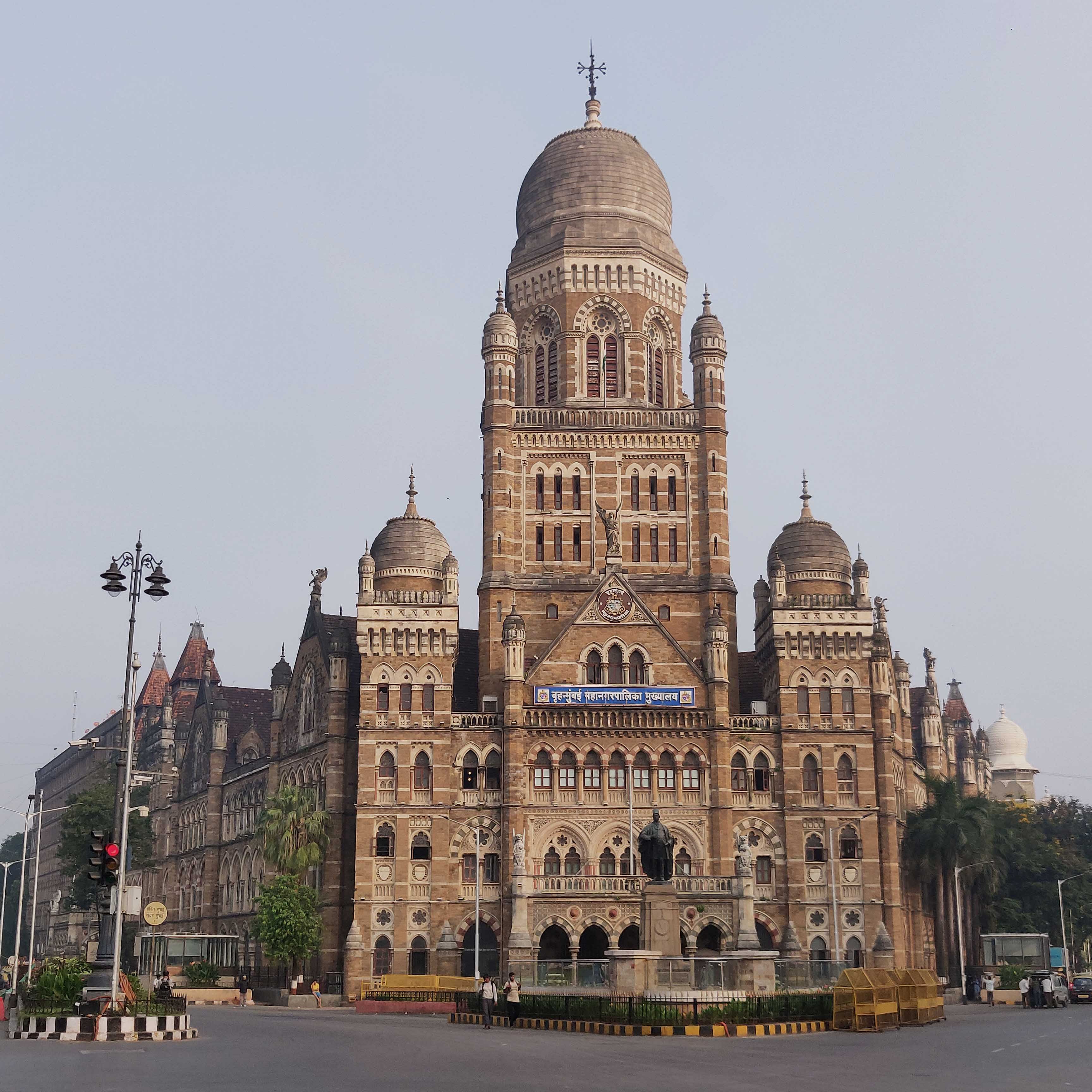 Landmark,Building,Architecture,City,Human settlement,Urban area,Medieval architecture,Facade,Metropolis,Dome