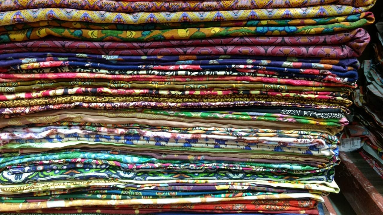 Textile,Pattern,Thread,Woven fabric,Art,Fashion accessory,Wool,Pattern,Craft,Bangle