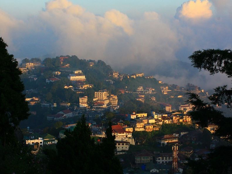 Sky,Hill station,Atmospheric phenomenon,Cloud,Town,Light,Atmosphere,Morning,Evening,Human settlement