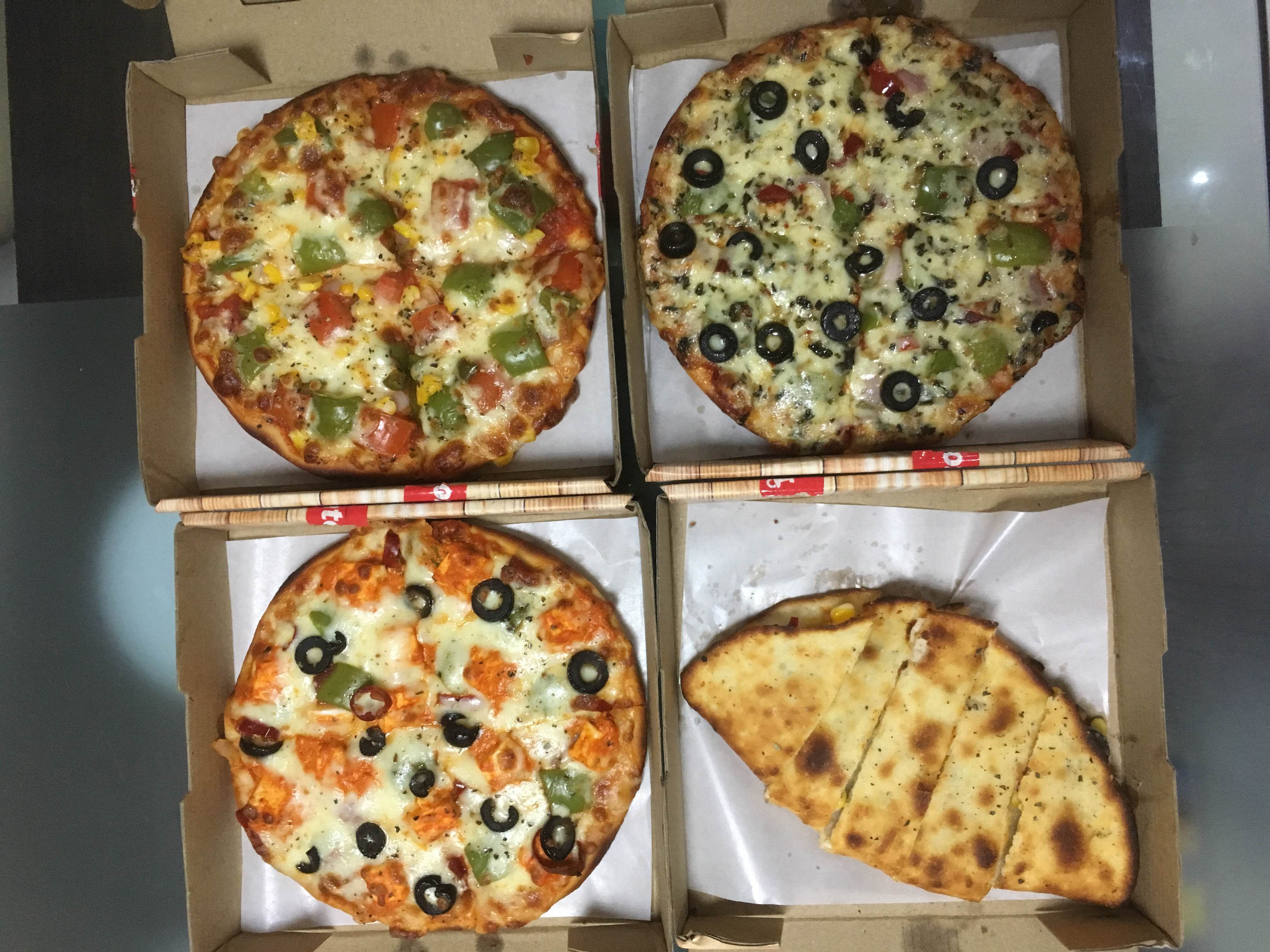 Dish,Food,Cuisine,Pizza,Ingredient,Flatbread,Pizza cheese,Tarte flambée,Italian food,Baked goods