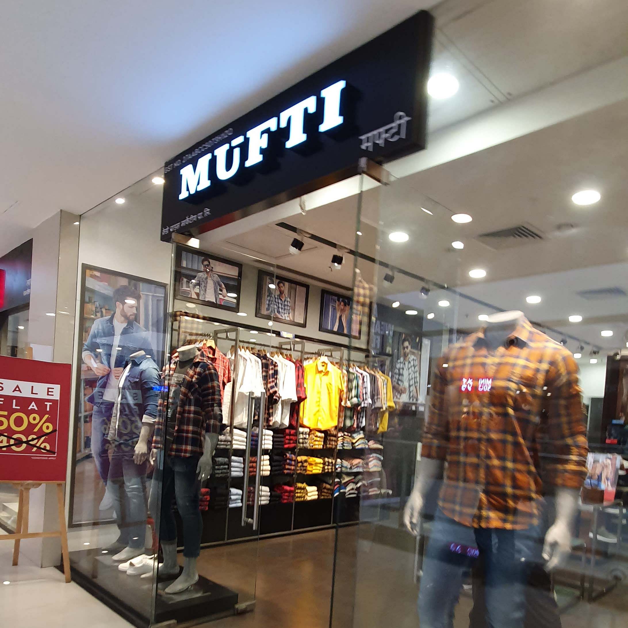 Outlet store,Product,Building,Retail,Footwear,Shopping mall,Boutique,Sportswear,Shopping,Shoe