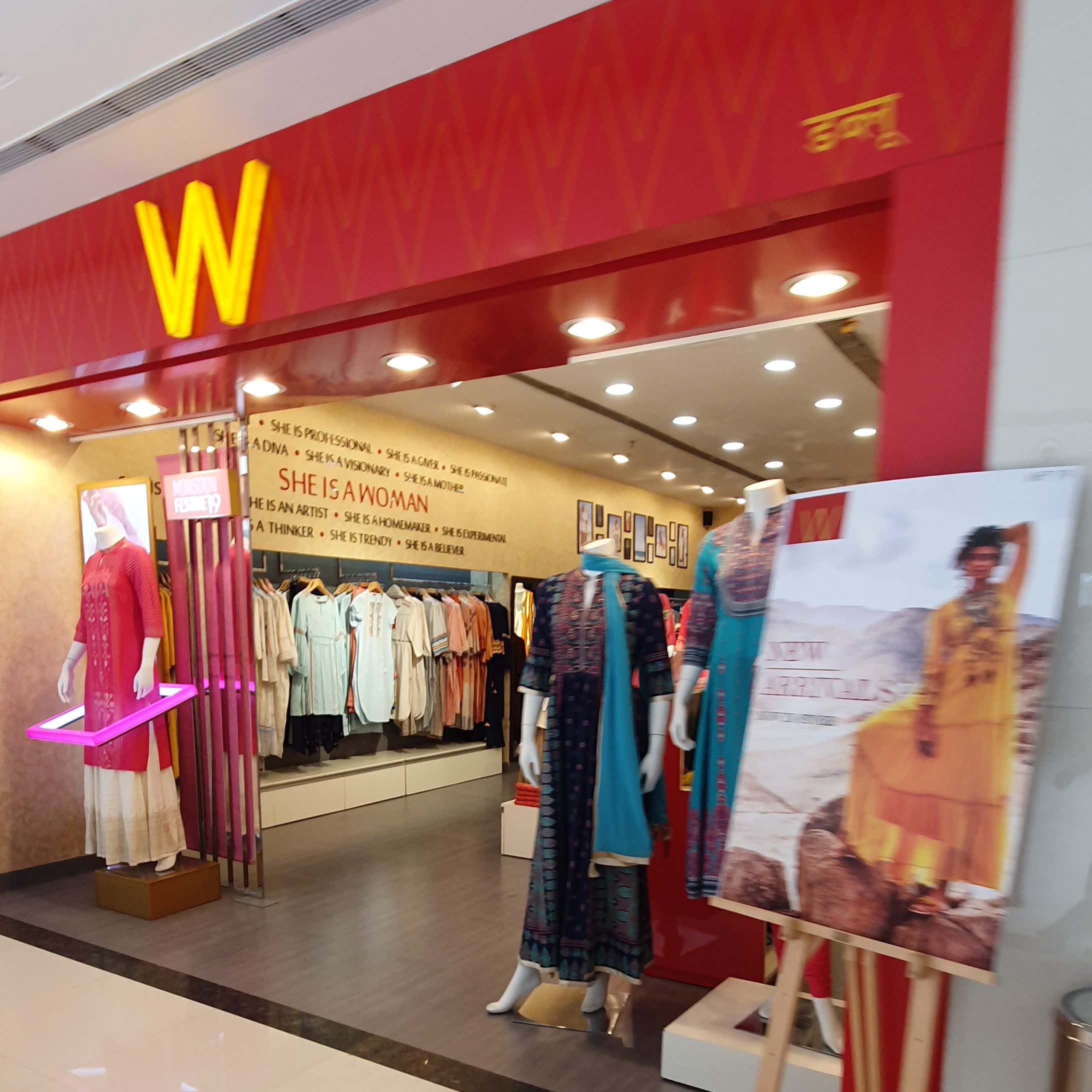 Boutique,Outlet store,Building,Shopping,Shopping mall,Retail,Event,Interior design,Ceiling