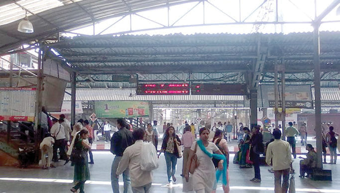 Crowd,Building,Tourism,Event,Passenger,City,Train station,Pedestrian,Leisure,Metal
