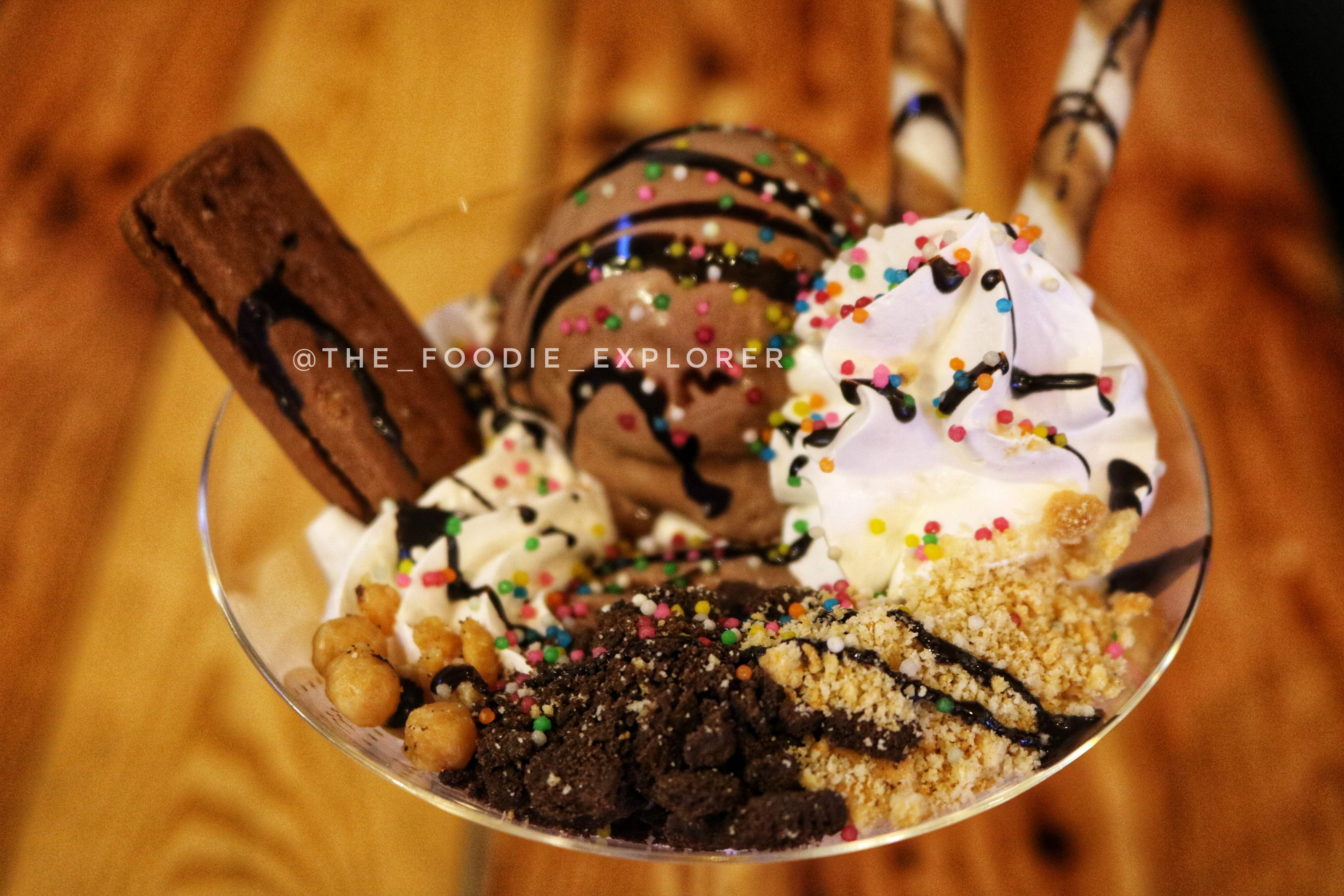 Food,Ice cream,Frozen dessert,Sundae,Chocolate ice cream,Gelato,Dish,Cuisine,Dessert,Dondurma