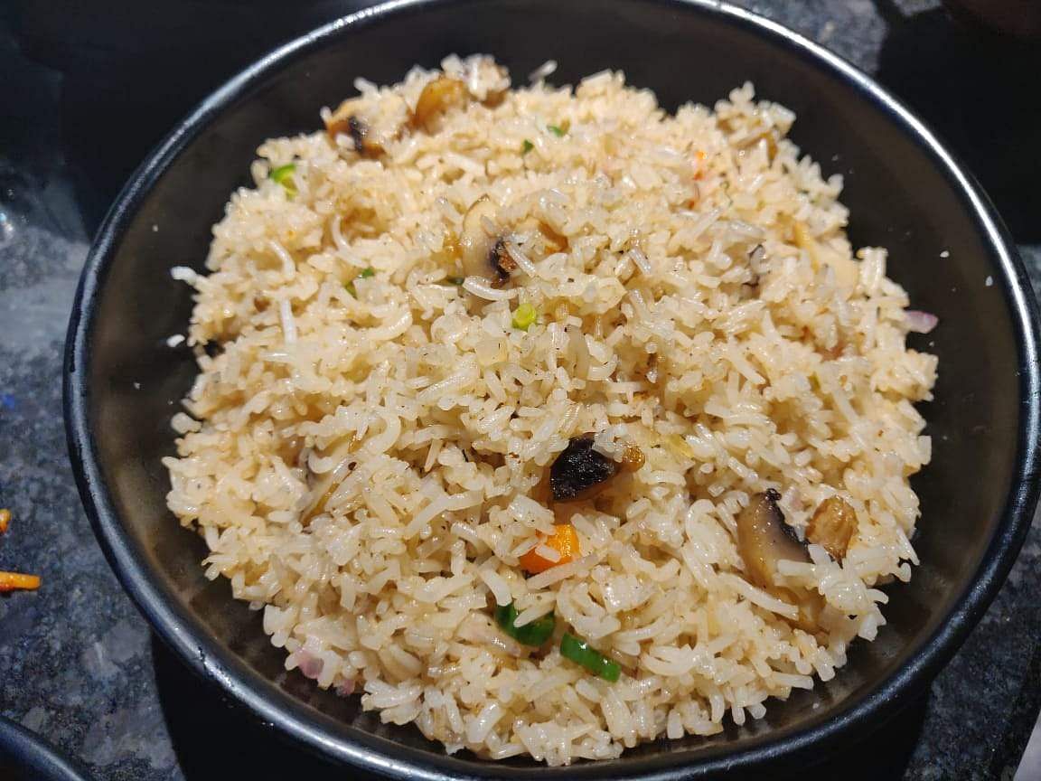 Dish,Cuisine,Spiced rice,Food,Rice,Puliyogare,Ingredient,Steamed rice,Pilaf,White rice