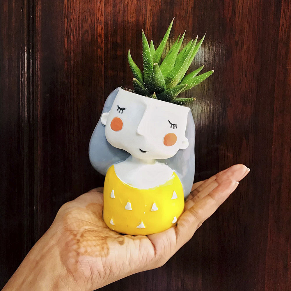 Flowerpot,Pineapple,Ananas,Hand,Grass,Fruit,Finger,Plant,Ceramic,Bromeliaceae