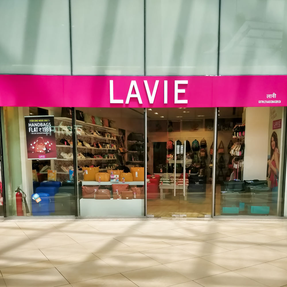 Outlet store,Building,Boutique,Retail,Interior design,Display window