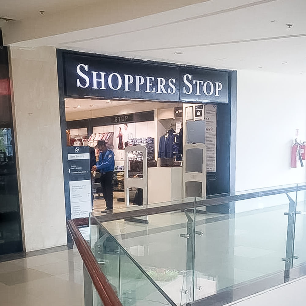 Building,Outlet store,Glass,Shopping mall,Retail,Interior design,Display window,Display case,Advertising,Boutique