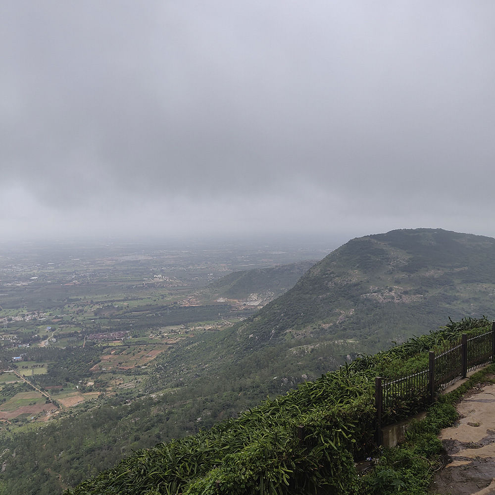 Mountainous landforms,Hill station,Sky,Highland,Mountain,Atmospheric phenomenon,Hill,Cloud,Wilderness,Town