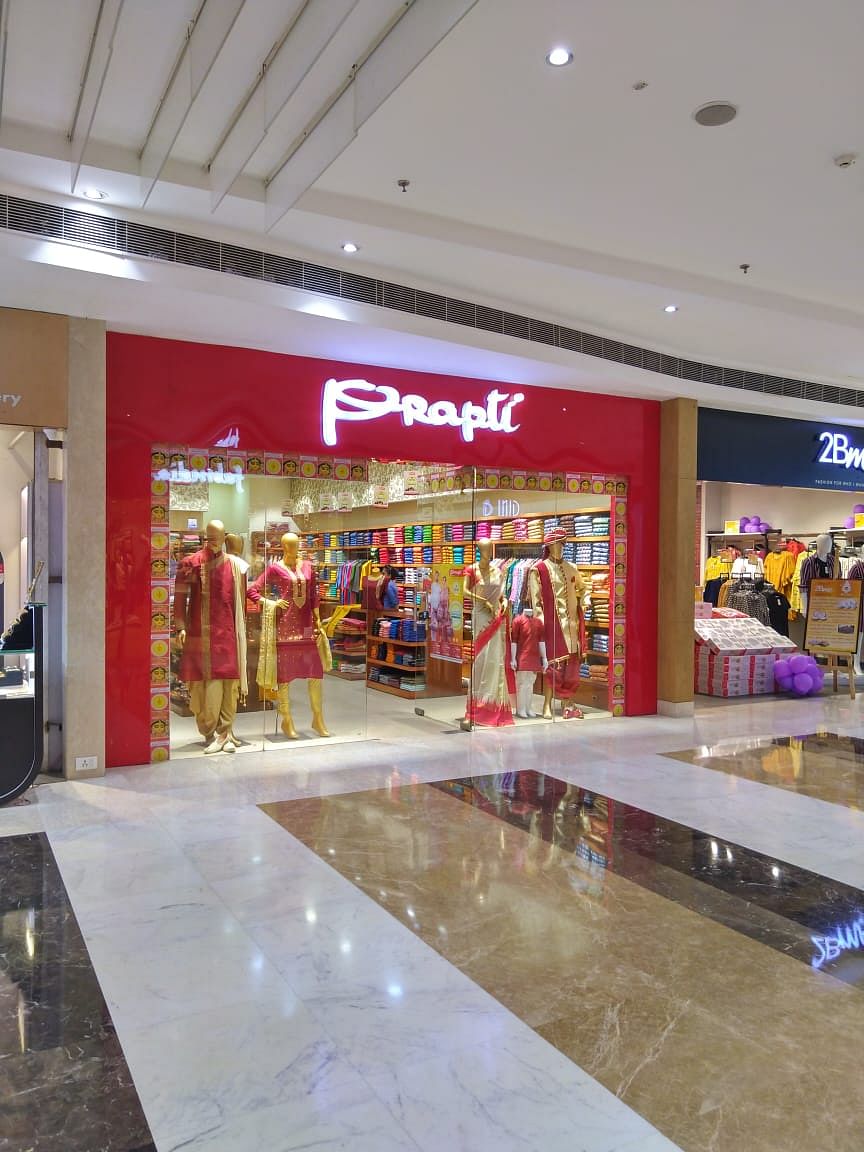 Shopping mall,Building,Outlet store,Retail,Interior design,Architecture,Trade,Floor,Ceiling,Flooring