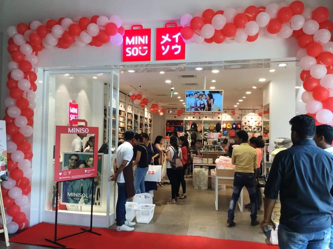 Building,Outlet store,Retail,Trade,Shopping mall,Event,Shopping