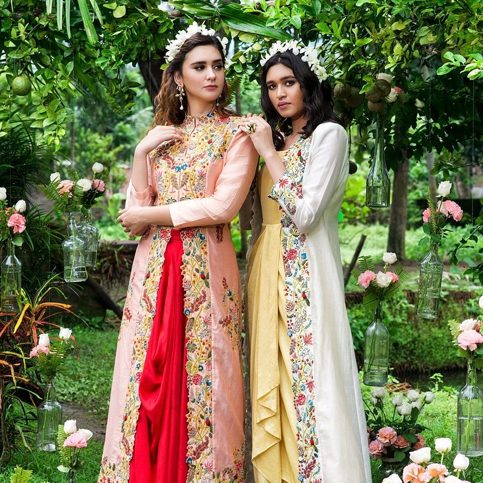 Clothing,Formal wear,Tradition,Lady,Lawn,Peach,Dress,Textile,Sari,Event