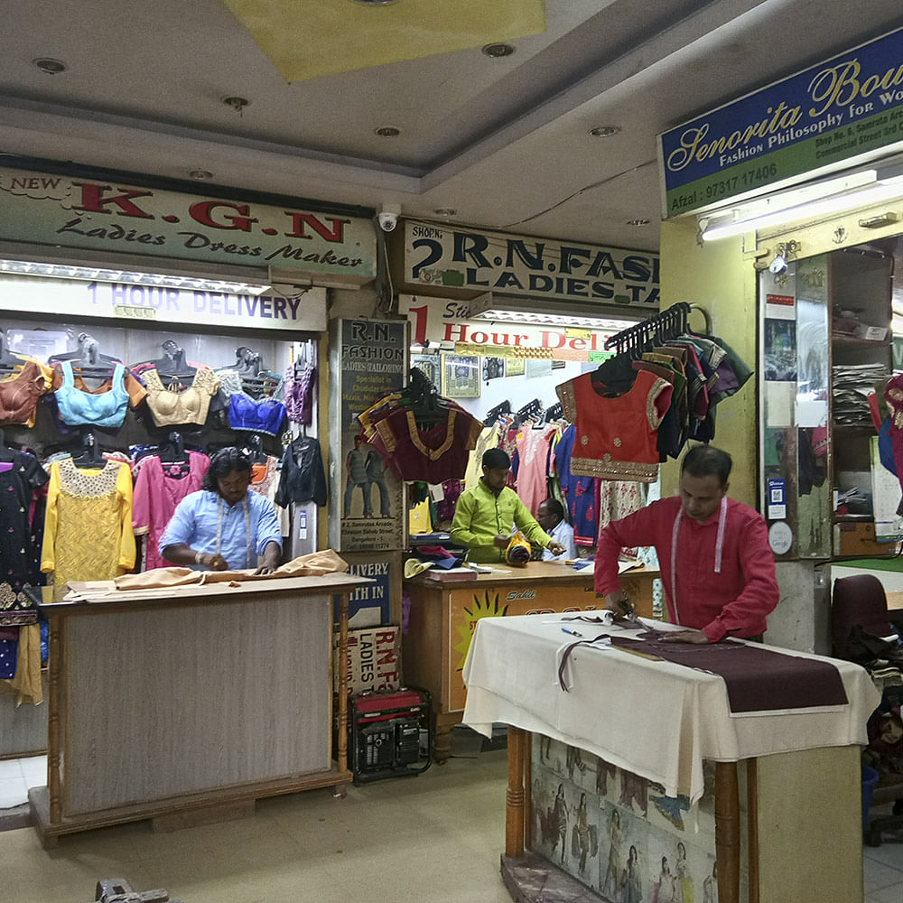 Building,Outlet store,Textile,Selling,Market,Retail,City