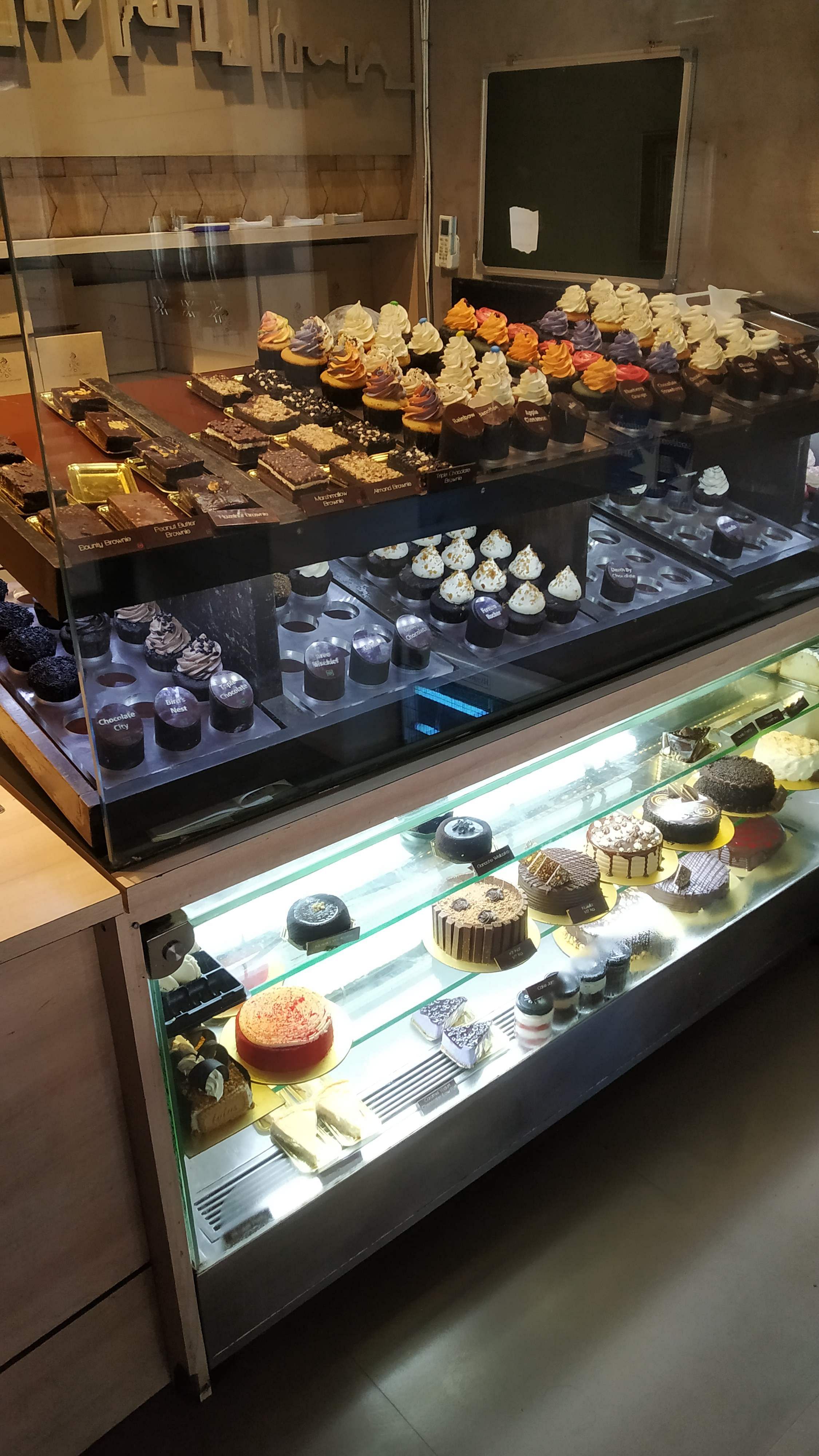 Pâtisserie,Bakery,Display case,Food,Baking,Pastry,Cuisine,Delicatessen,Sweetness,Delicacy