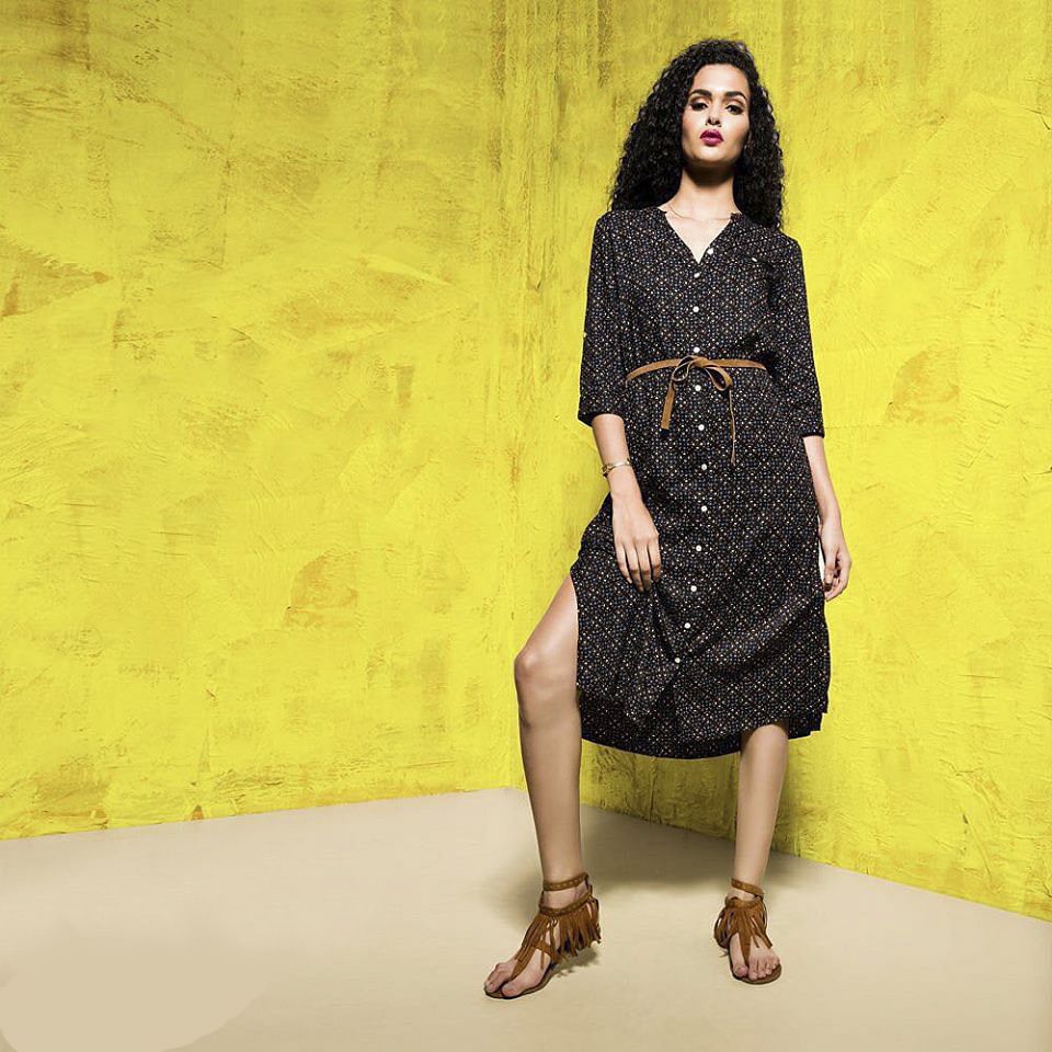 Fashion model,Clothing,Dress,Yellow,Fashion,Photo shoot,Shoulder,Formal wear,Leg,Fashion design