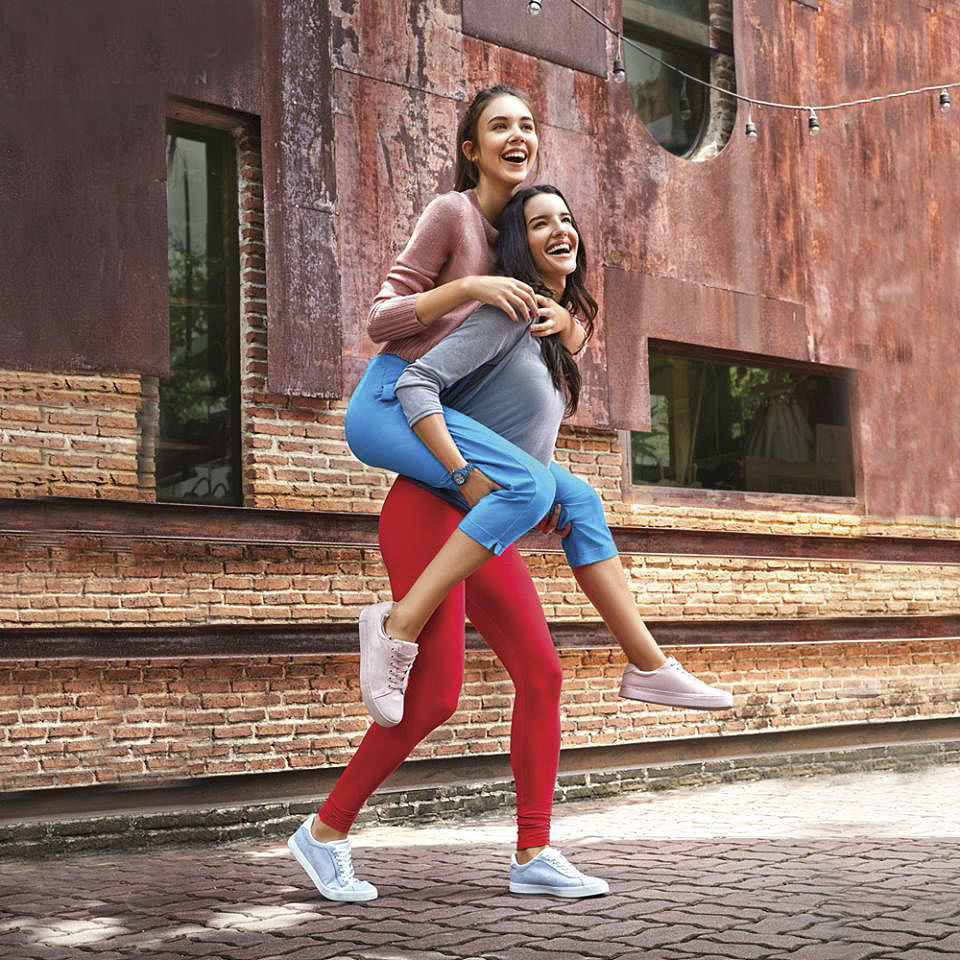 Red,Beauty,Leggings,Tights,Leg,Fashion,Footwear,Electric blue,Shoulder,Photography