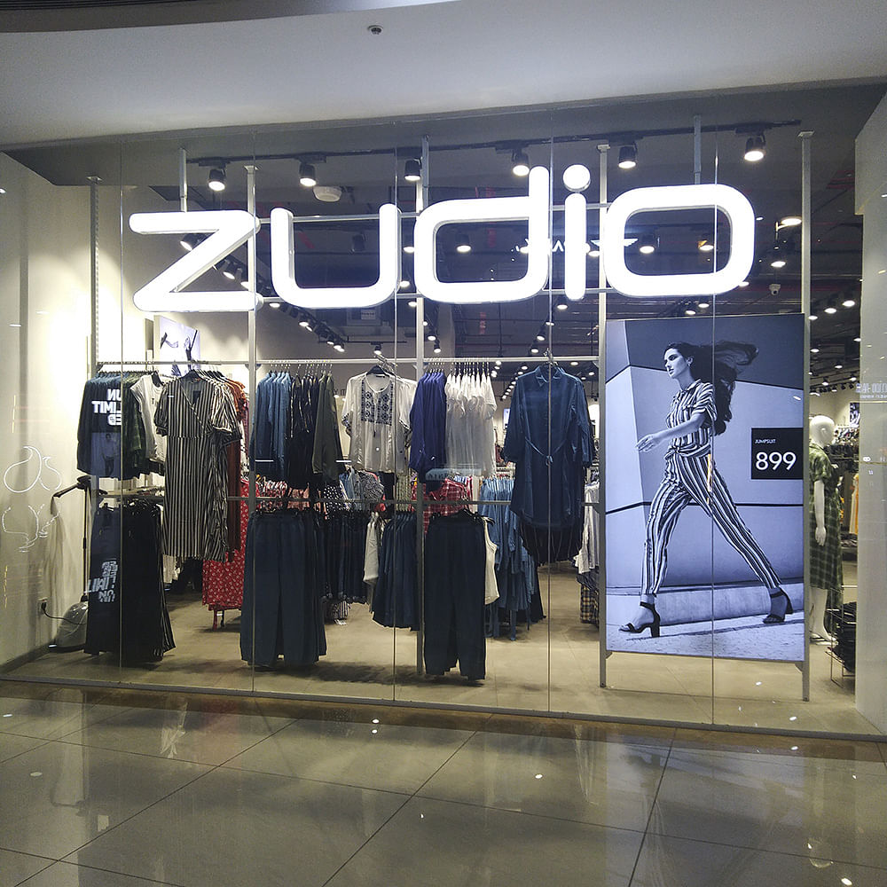 Boutique,Retail,Outlet store,Fashion,Display window,Building,Room,Floor,Interior design,Flooring