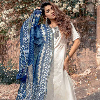 Clothing,Formal wear,Outerwear,Textile,Stole,Shawl,Dress,Long hair,Silk,Sari