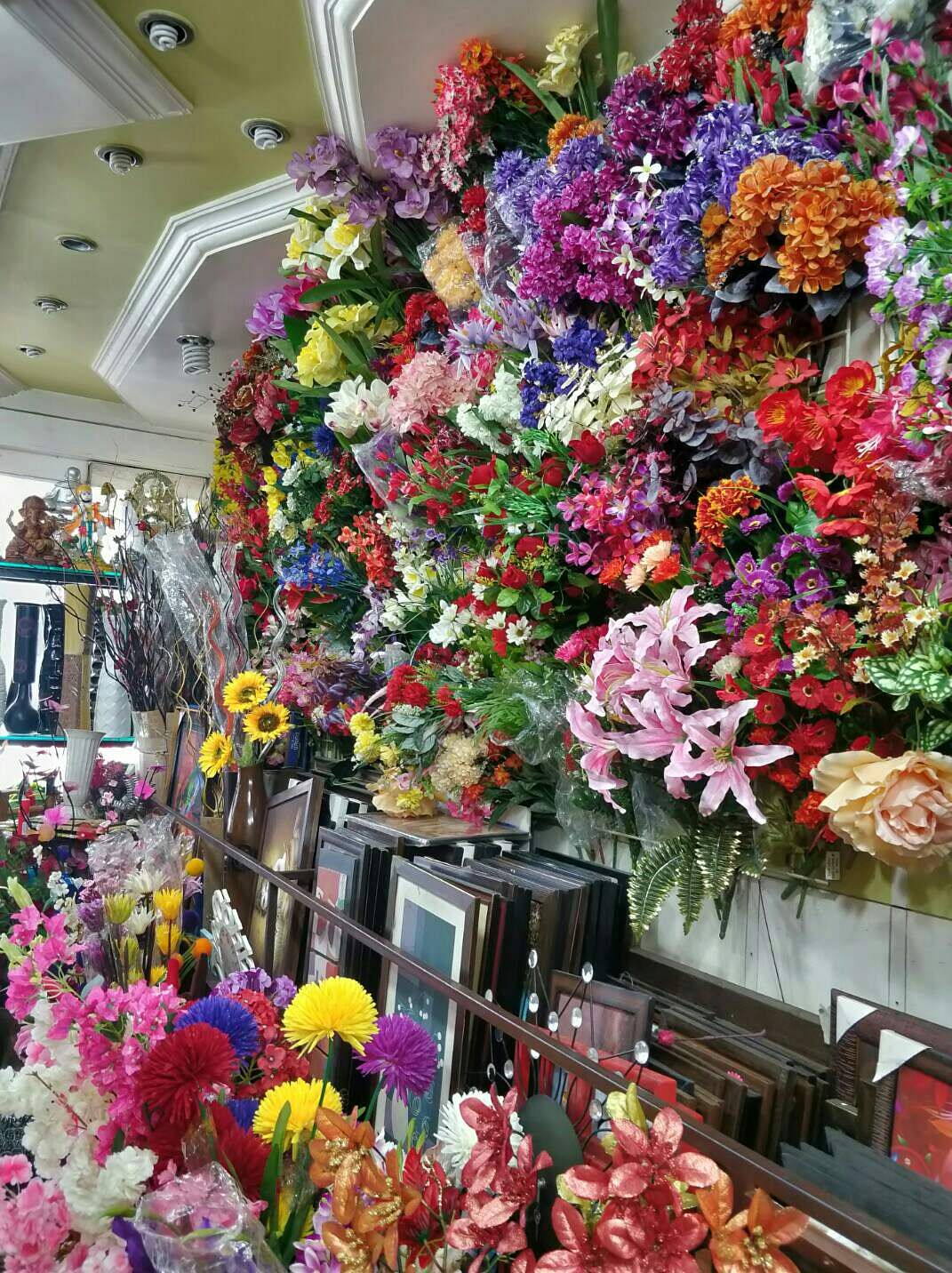 Floristry,Flower,Cut flowers,Artificial flower,Public space,Plant,Flower Arranging,Floral design,Market,Bouquet