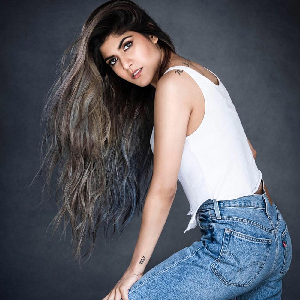 Hair,Jeans,Fashion model,Clothing,Denim,Photo shoot,Beauty,Long hair,jean short,Model