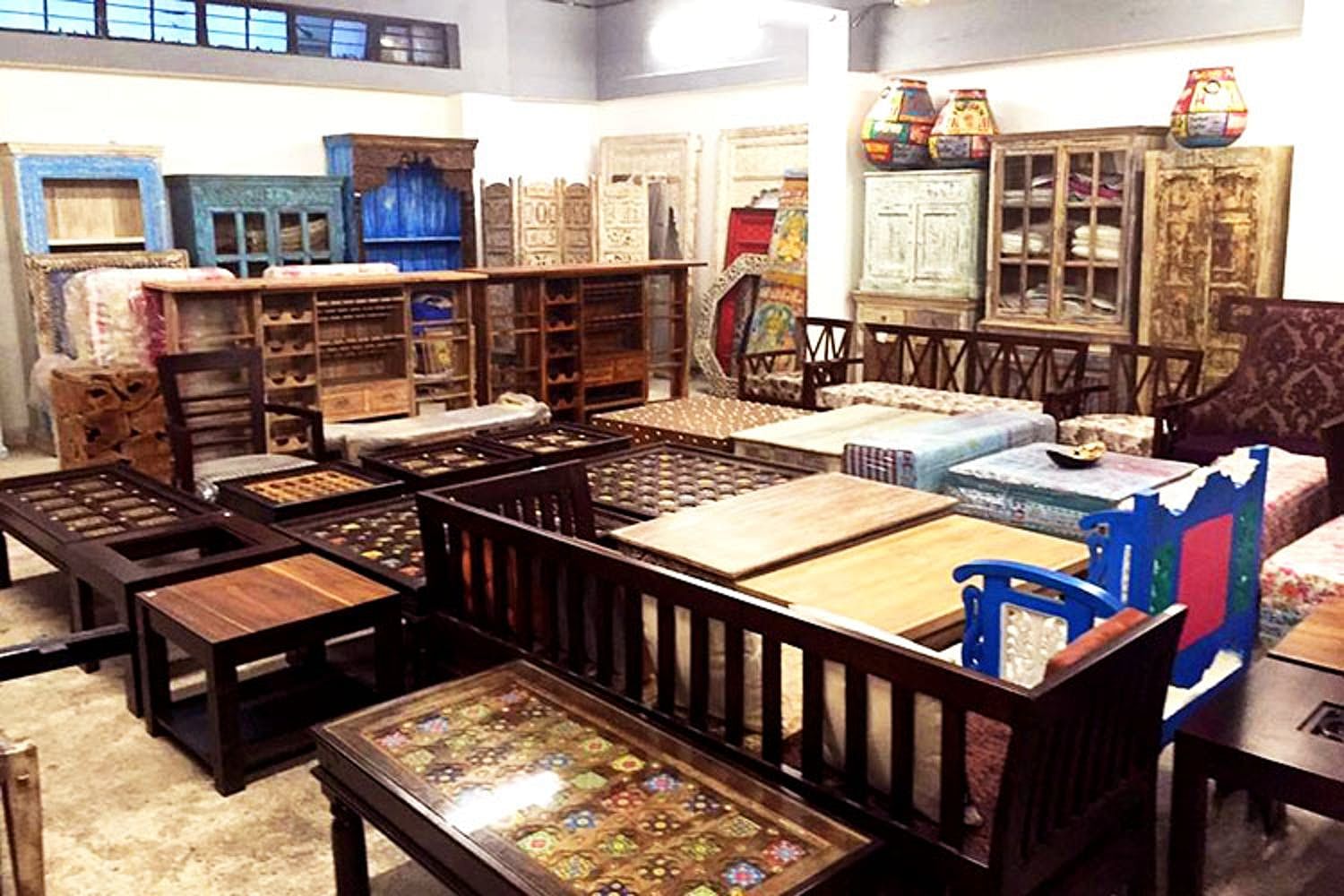 Room,Furniture,Building,Interior design,Table,House,Architecture,Home,Desk,Flooring