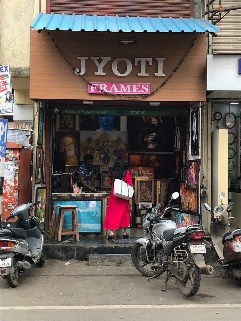 Transport,Building,Vehicle,Shopping,Retail,Trade,Outlet store,Convenience store,Marketplace,Selling