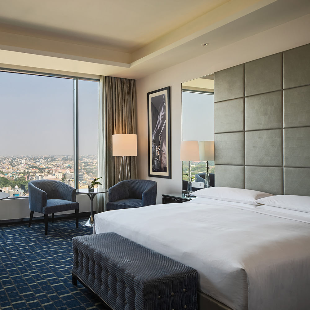 Bedroom,Room,Furniture,Bed,Interior design,Property,Bed frame,Suite,Bed sheet,Wall