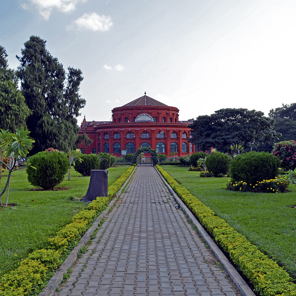 Landmark,Sky,Garden,Tree,Estate,Building,House,Architecture,Grass,Botany