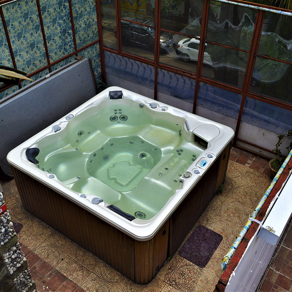 Jacuzzi,Jacuzzi,Bathtub,Water,Rectangle,Leisure,Swimming pool,Plastic,Square