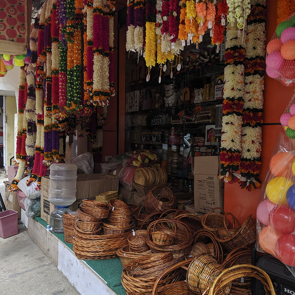 Selling,Bazaar,Market,Public space,Marketplace,Human settlement,City,Souvenir,Building,Stall