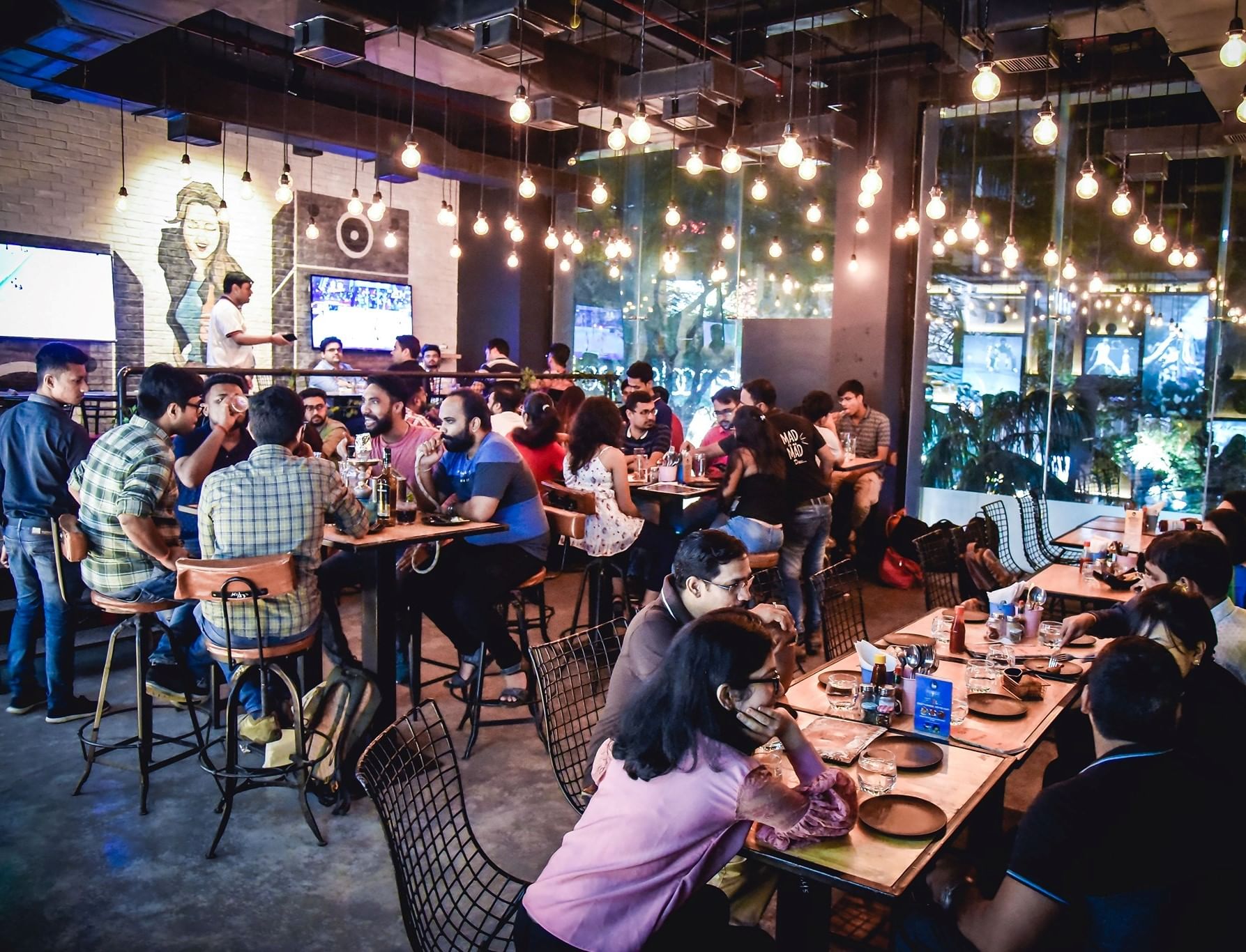 Restaurant,Sky,Table,Event,Lunch,Crowd,Coffeehouse,Leisure,Meal,Beer