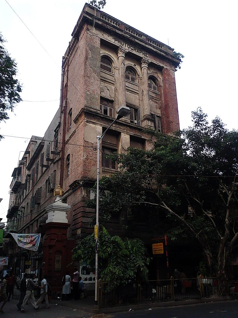 Architecture,Building,Landmark,Neighbourhood,Town,Urban area,Wall,City,Facade,Tree