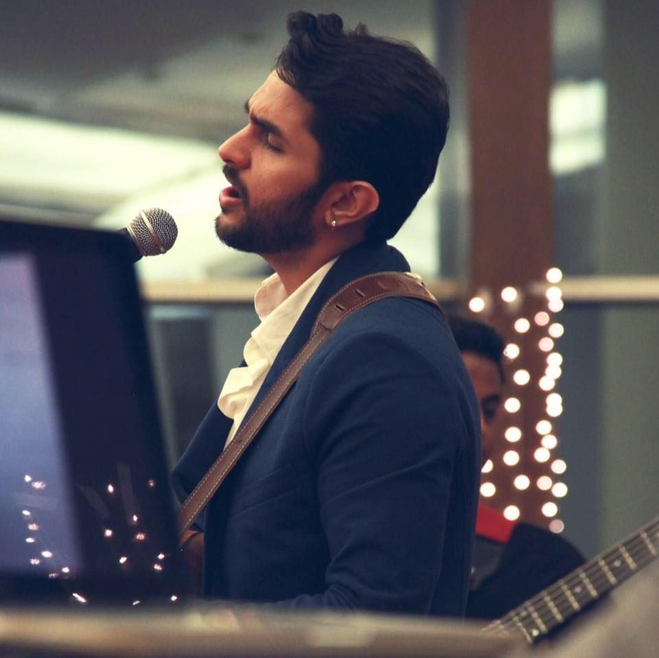 Music artist,Music,Gentleman,Forehead,Musician,Singing,Singer,Performance,White-collar worker