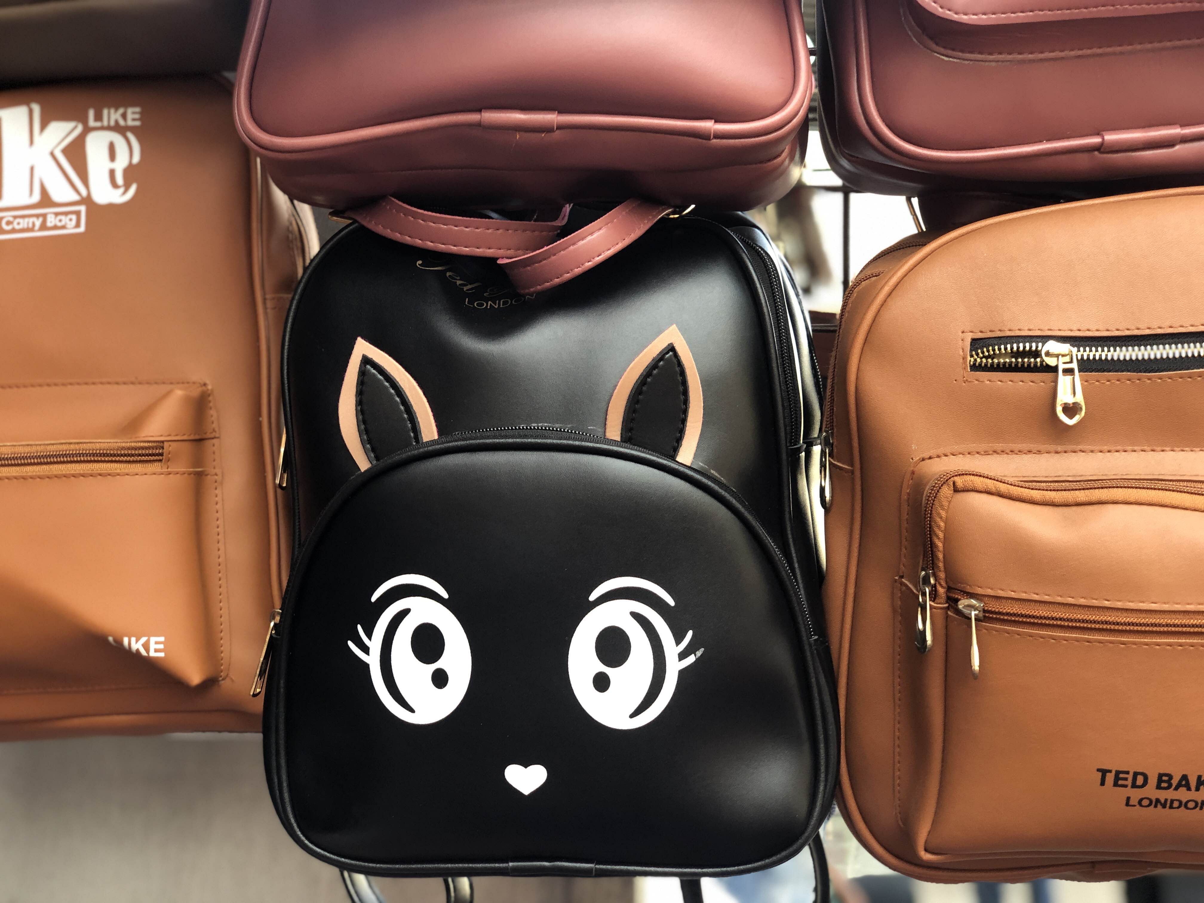 Bag,Brown,Baggage,Luggage and bags,Material property,Fashion accessory,Leather,Backpack,Zipper
