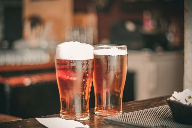 Drink,Alcoholic beverage,Beer,Alcohol,Pint glass,Beer glass,Drinkware,Glass,Distilled beverage,Pint