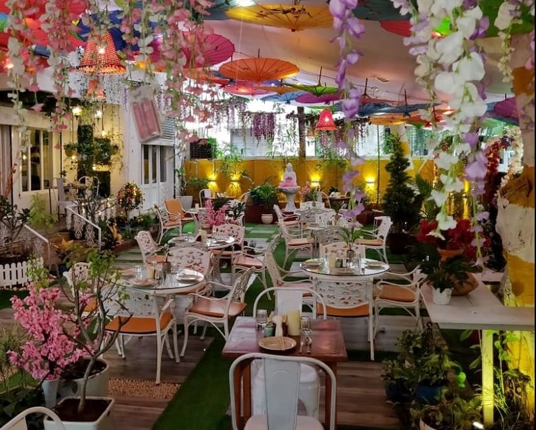 Decoration,Floristry,Function hall,Flower Arranging,Building,Floral design,Flower,Restaurant,Interior design,Table