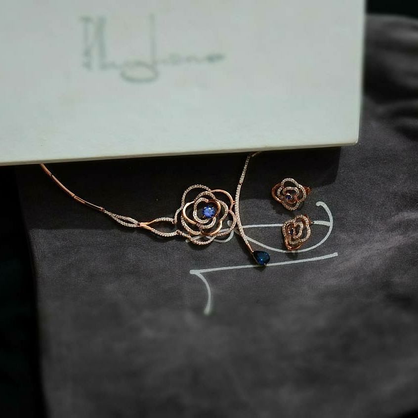 Jewellery,Fashion accessory,Wire,Body jewelry,Silver,Metal,Silver,Necklace,Pendant,Turquoise
