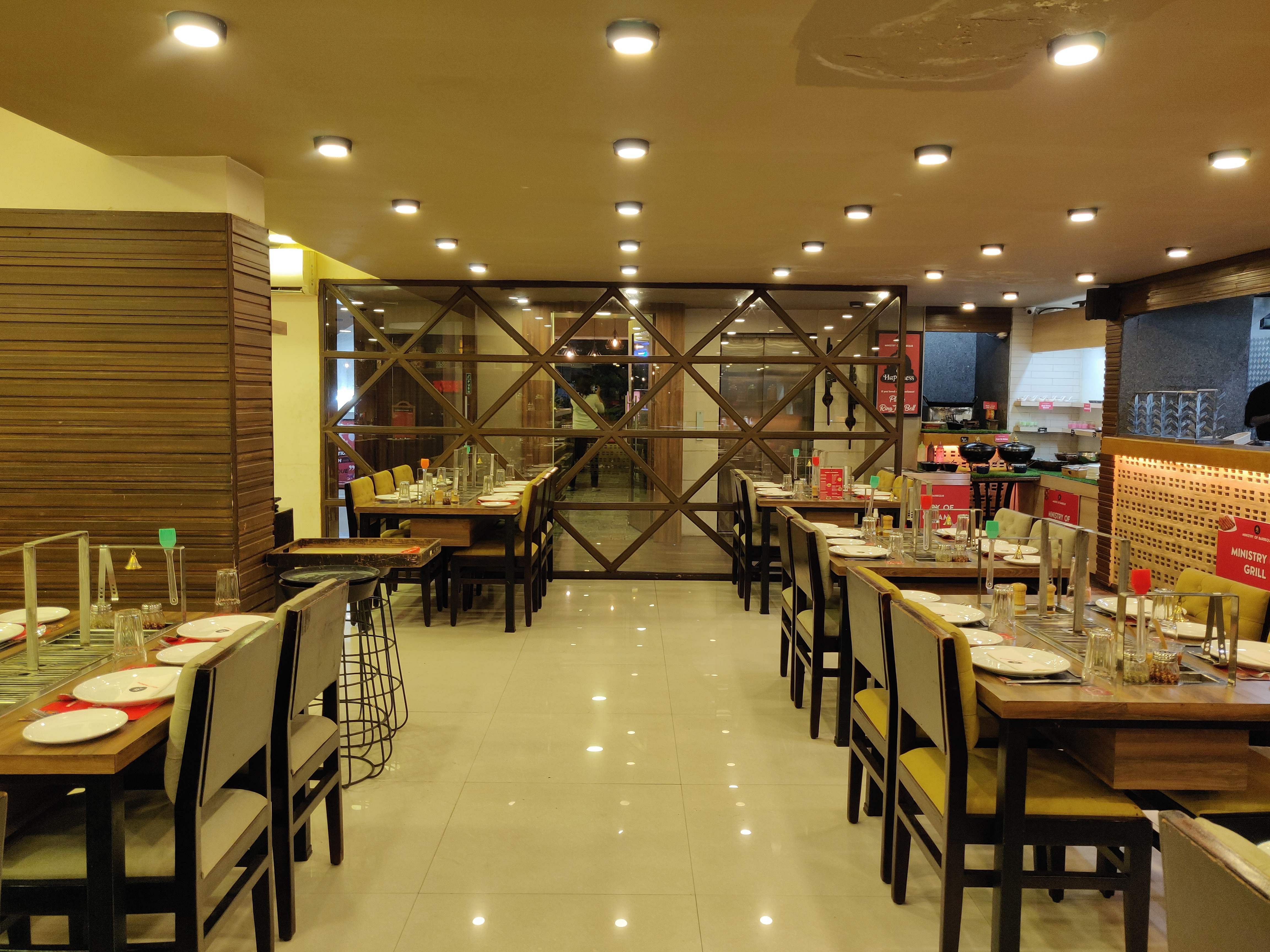 Restaurant,Building,Food court,Cafeteria,Fast food restaurant,Interior design,Room,Business,Table,Café