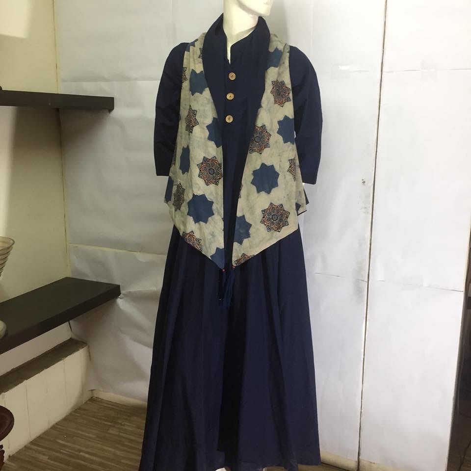 Clothing,Outerwear,Dress,Costume,Day dress,Pattern,Formal wear,Pattern,Vintage clothing,Sleeve