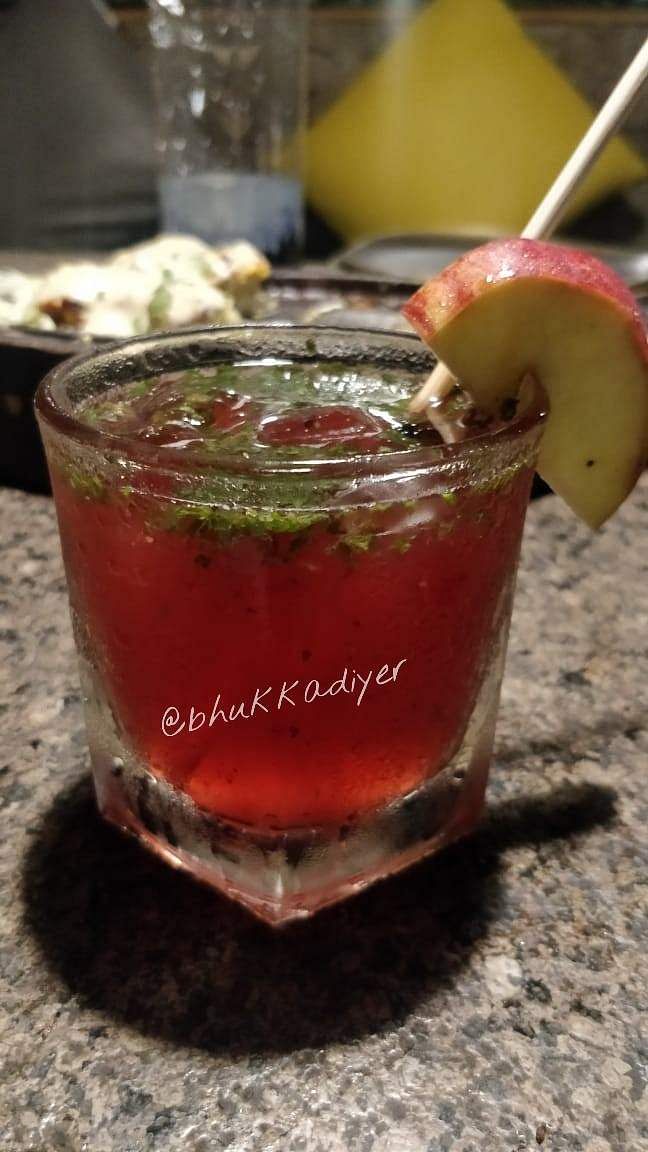 Drink,Juice,Cocktail,Food,Alcoholic beverage,Non-alcoholic beverage,Cocktail garnish,Caipiroska,Caesar,Ingredient