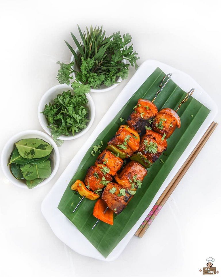 Dish,Food,Cuisine,Ingredient,Leaf,Vegetarian food,Produce,Vegan nutrition,Garnish,À la carte food