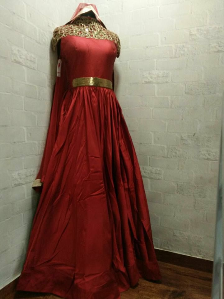 Clothing,Dress,Gown,Formal wear,Maroon,Lady,Costume design,Shoulder,Day dress,Outerwear