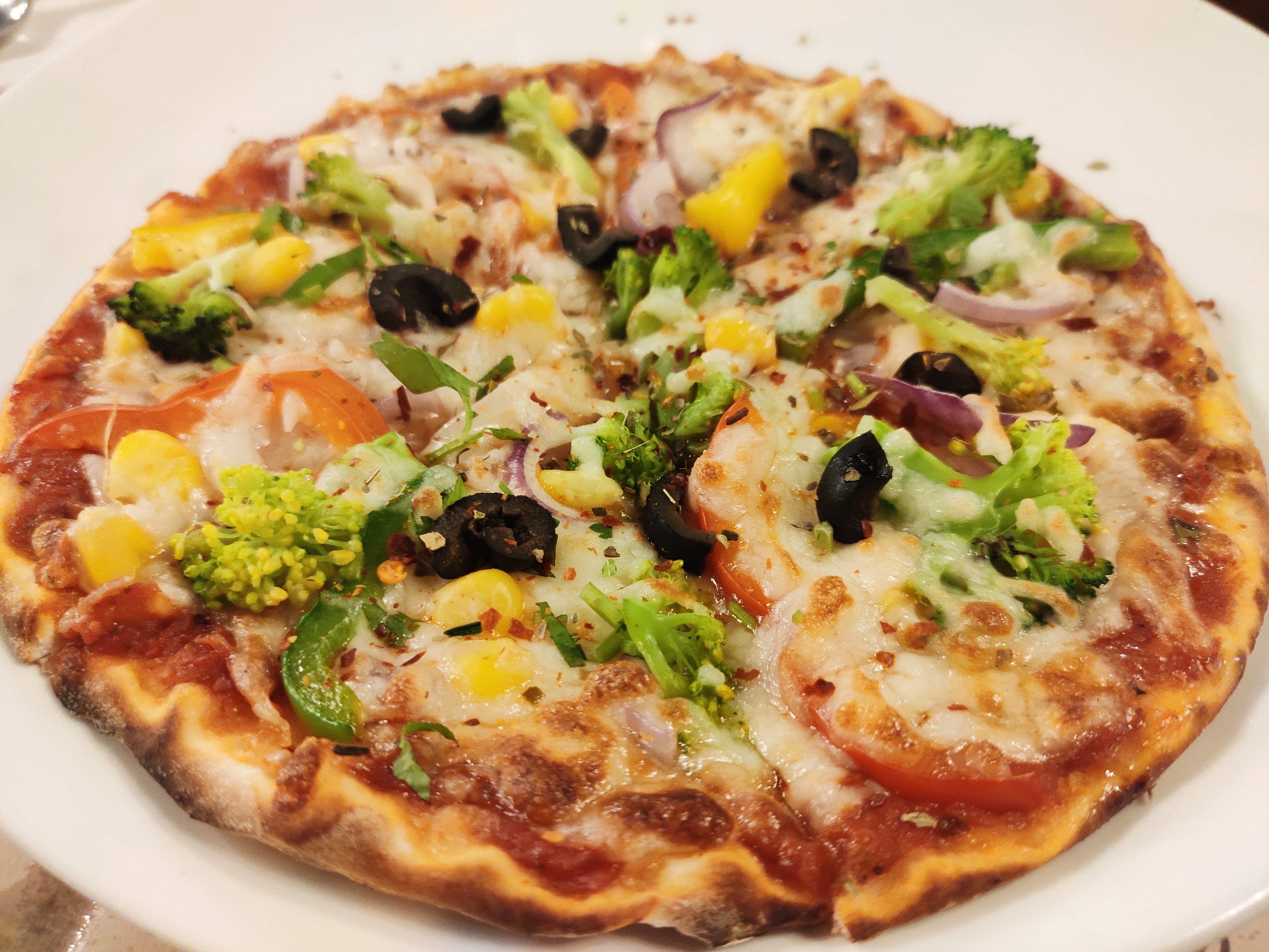 Dish,Food,Pizza,Cuisine,California-style pizza,Flatbread,Ingredient,Pizza cheese,Italian food,Comfort food