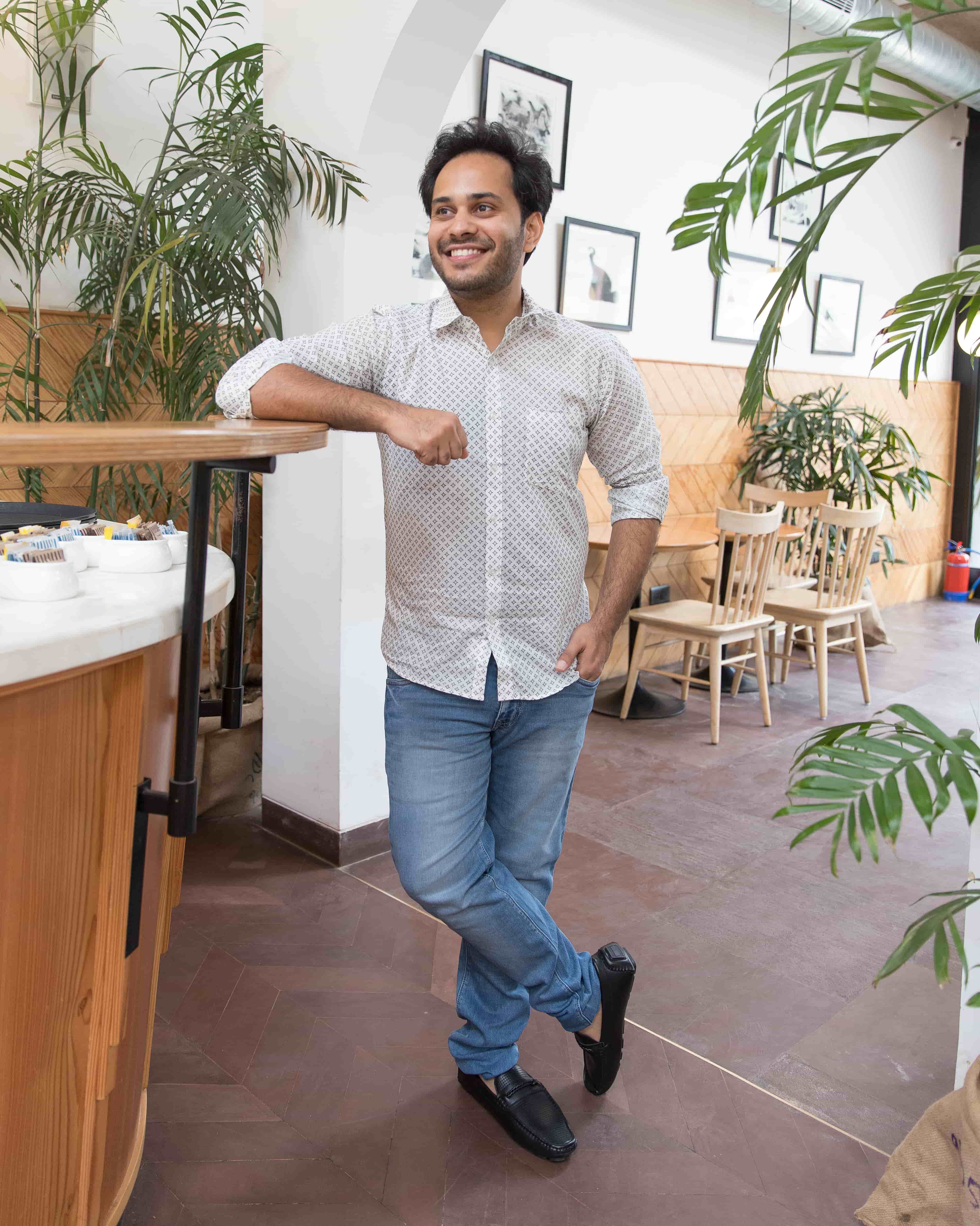 Shoulder,Standing,Houseplant,Jeans,Room,Denim,Plant